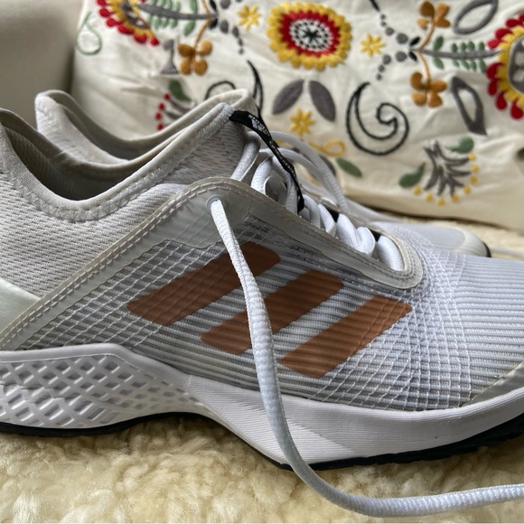 Adidas Women Tennis Shoes in size 7.5US - Picture 3 of 5